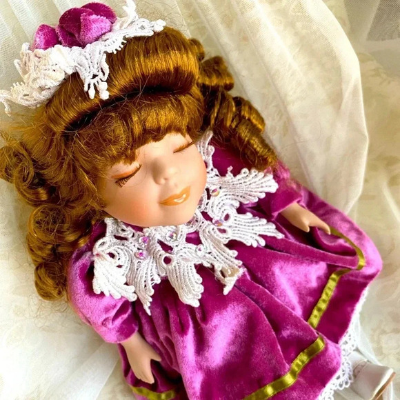 Cute Purple dress Girl porcelain doll with Long Brown Hair Pretty curls & Hat - Picture 9 of 9